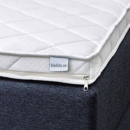 Närbild på bäddmadrass Bädda Rejäl, 7 cm, 90x210